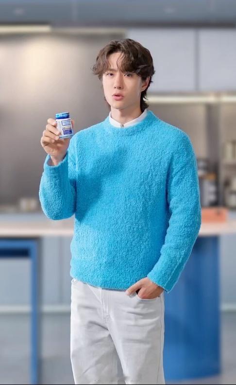 谁被耶啵的冬日造型狠狠戳中？！王一博和益倍适续约啦～ 新妆造的蓝毛衣配软乎乎小卷