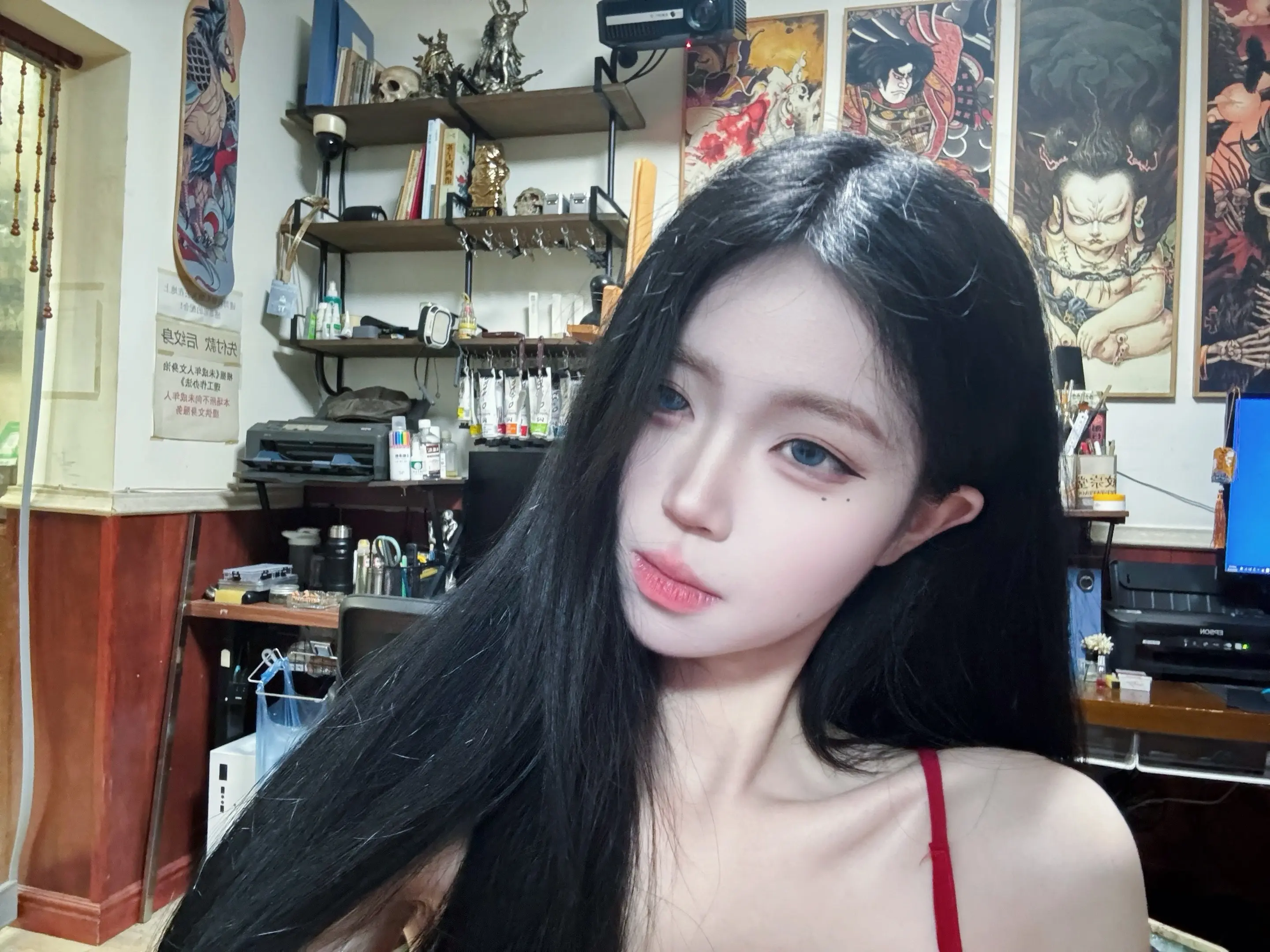 像我这样爱美的人 你却从未给我送过一件衣服 一条裙子 一支口红 一瓶香...