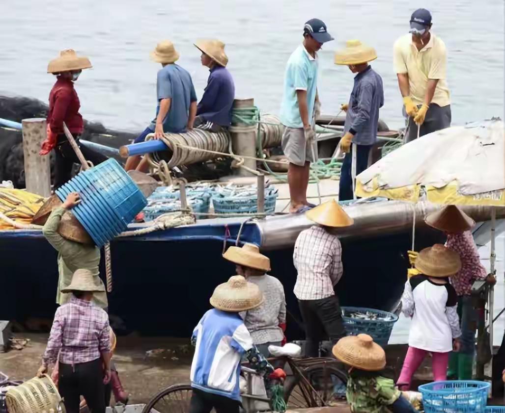 最近台海出现一件很恶劣的事。台湾地区所谓的“海巡署”，公开对着当地渔民喊话，鼓动