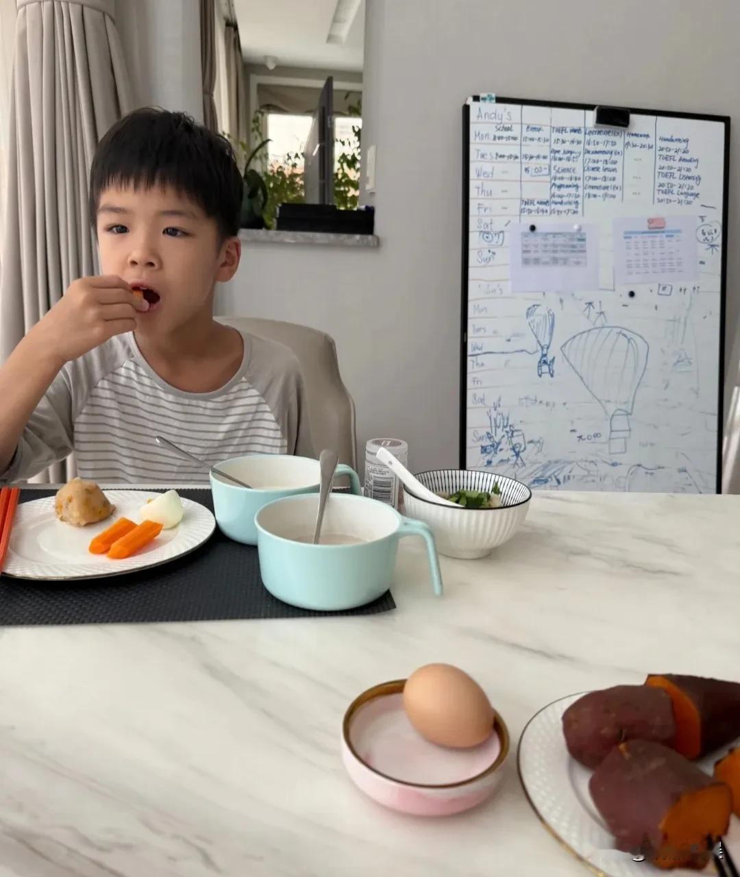 相比于黄圣依还在期待进入下一段婚姻，前夫杨子却不再躺平，慢慢回归家庭陪伴儿子成长