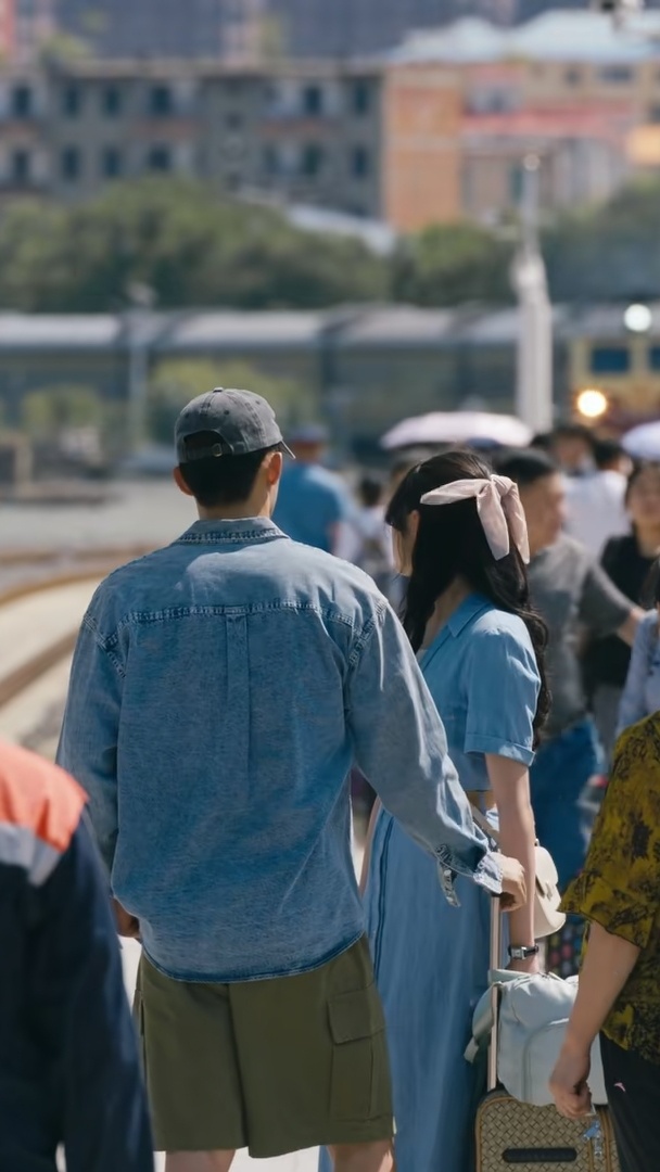 黄景瑜︱《岁月有情时》︱第15集截图张小满送晓丹去游学，在车站依依惜别这对小情侣