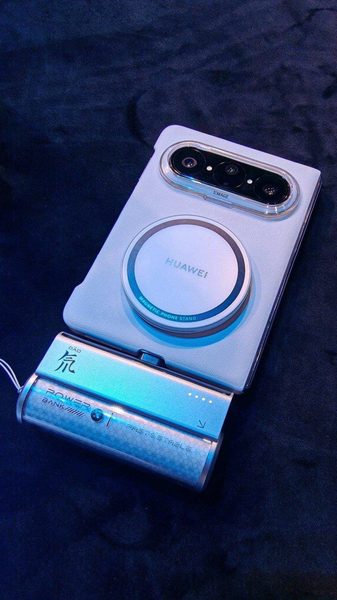 突然发现红魔的这个充电宝用来当大阔折华为Pura X Max的摄影手柄好舒服！大