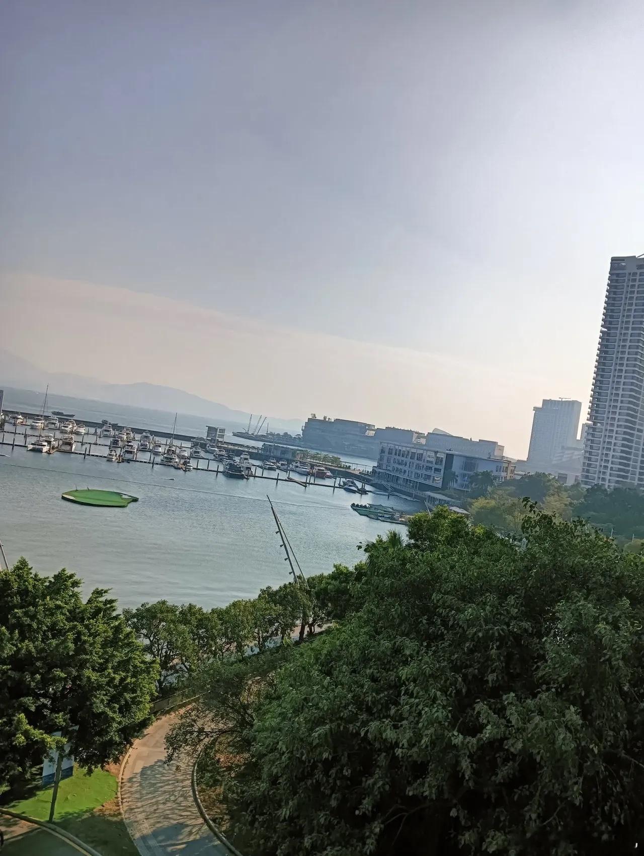 市场资金避险，指数收十字星盘面回顾：周四市场冲高回落，三大指数收带长上影的十字星