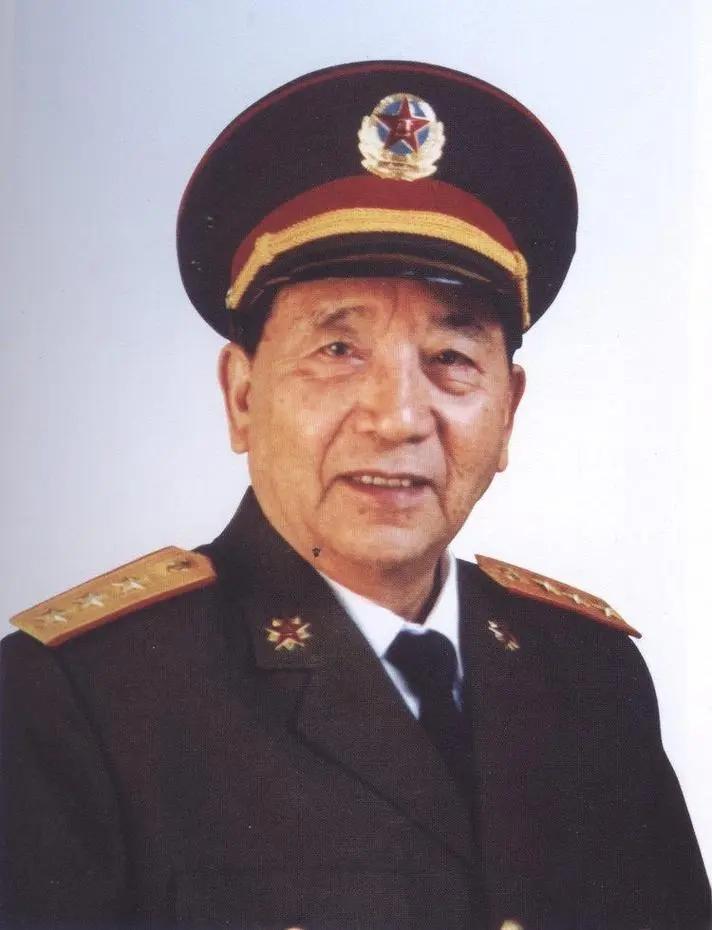 1956年，秦基伟副司令员在调研部队时，因为晚上睡不着，就在院里溜达，就在这时，