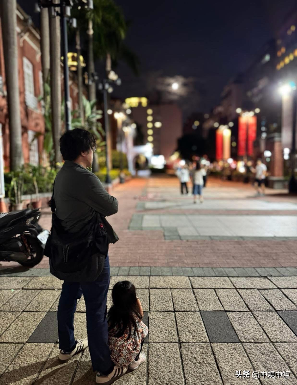 民进党立委沈伯洋今（2日）在脸书发文叫嚣称，刚跟女儿吃完晚饭在散步，然而同时间，