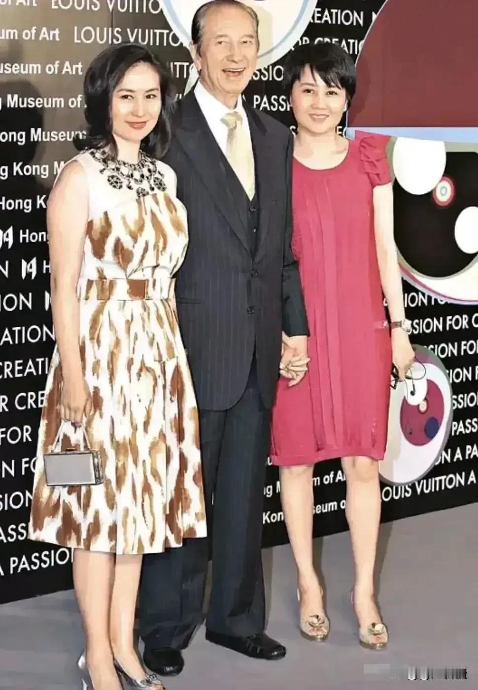 这就是身价与财富自由的魅力，我都以为他身边的两个女人是他的女儿。原来左边是他的女