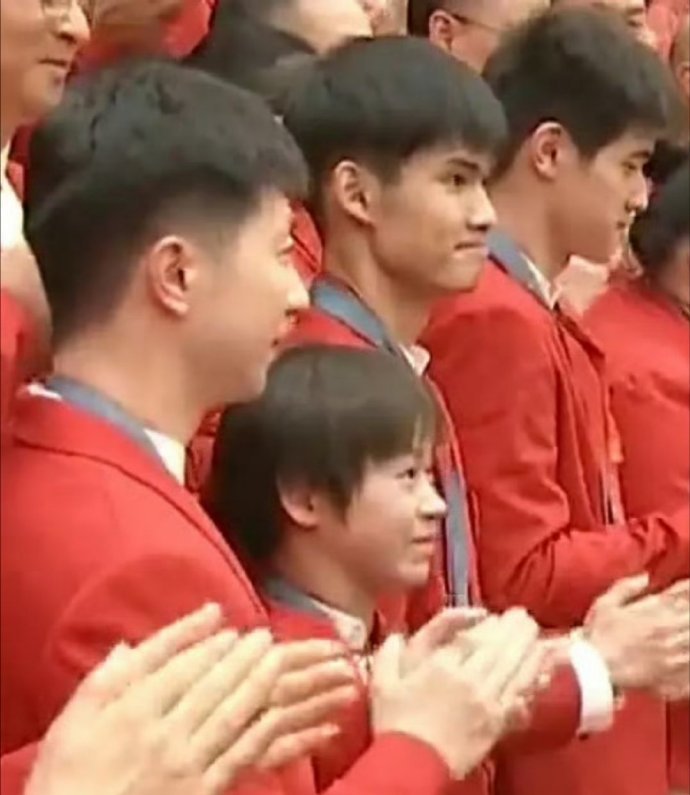 #马龙全红婵站一起#  今天，中国体育代表团总结大会举行。现场合照环节，站在一起