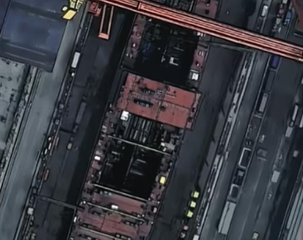 西方军事圈彻底炸锅，大连造船厂船坞里，004航母的分段已经成型，卫星图上两个巨大