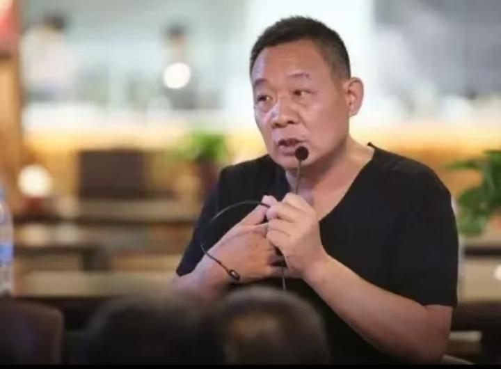 放着年赚1亿的生意不做！于东来为何执意关掉经营24年的老店？
 
做生意谁会跟钱