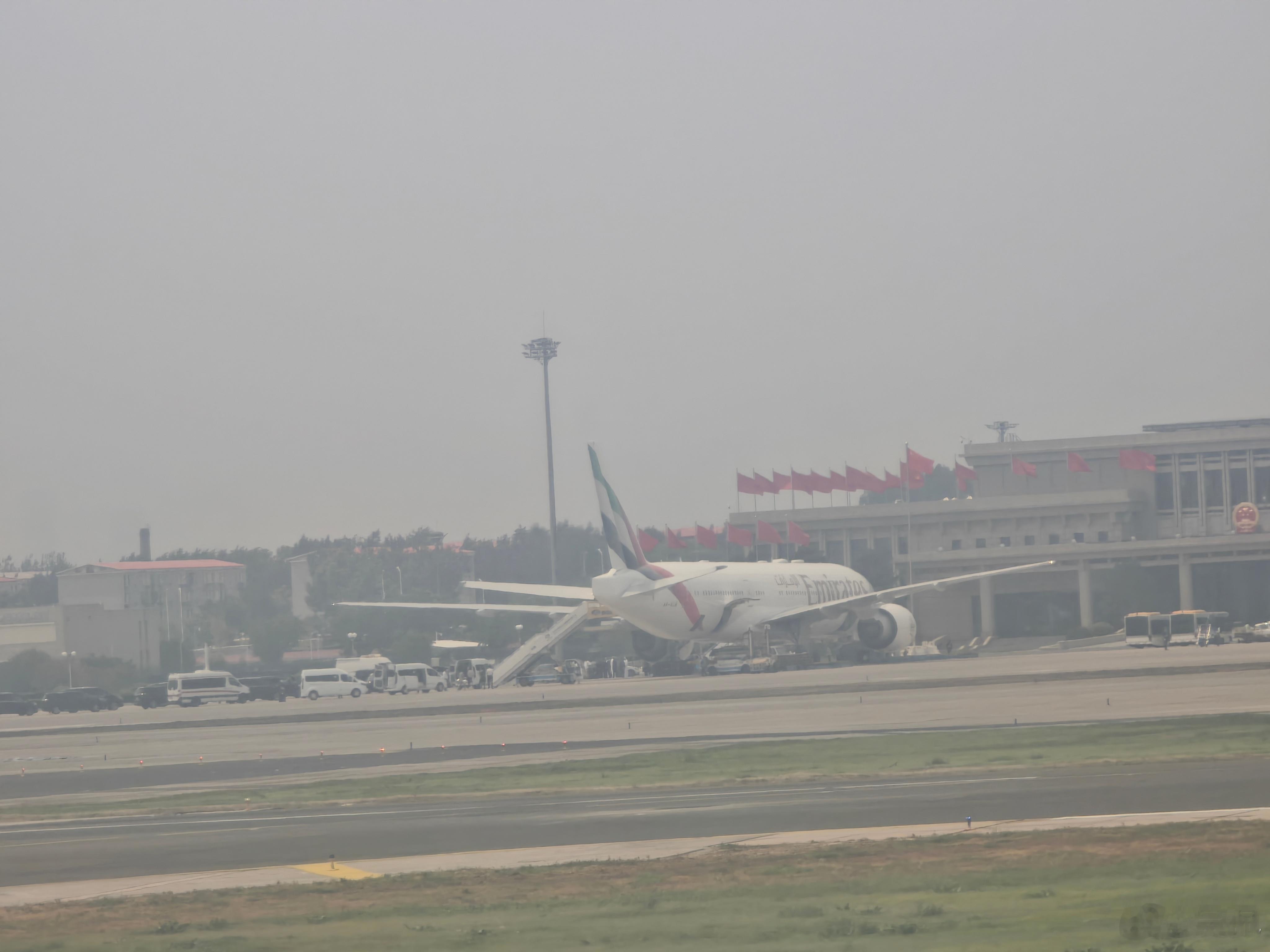 阿联酋航空Emirates Airlines的777停在专机楼，下面全是小车，看