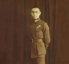 吴石的后人有点意思，明明父亲是潜伏台湾的烈士，大名鼎鼎的“密使一号”，儿子吴韶成