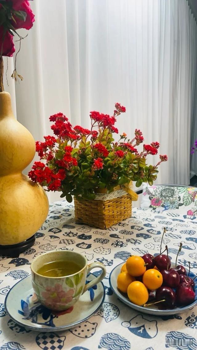 我们小区物业打扫卫生的保洁，喜欢捡纸盒子卖钱，我每次都把家里的快递盒子牛奶箱子放