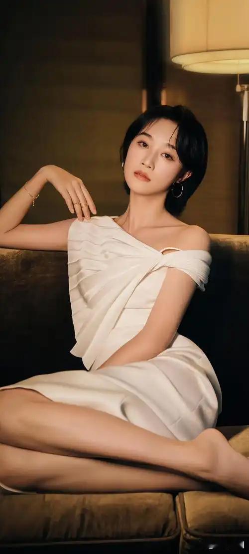 谁给蓝盈莹浇成这样的很不错的演员，之前为塑造《生万物》农村少女'银子'，提前两月