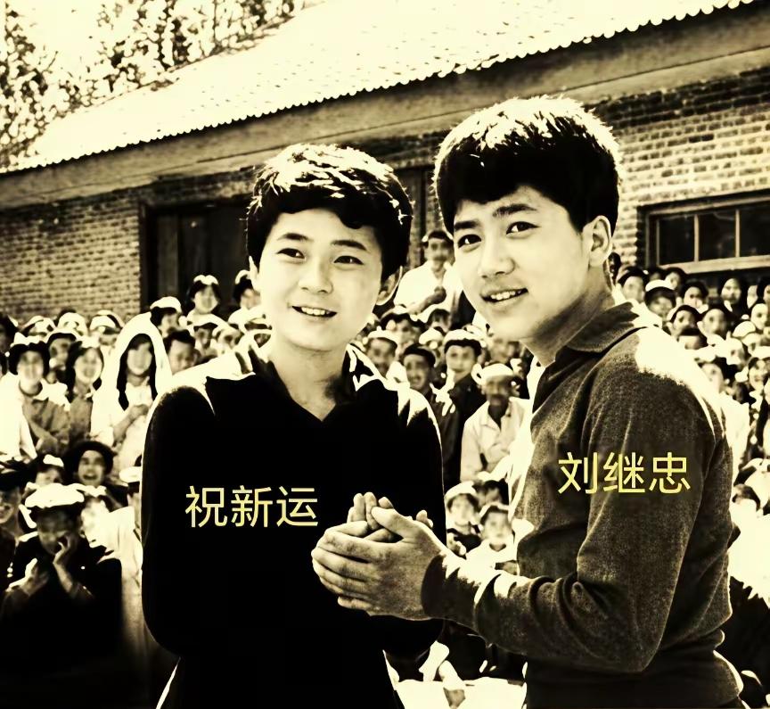 当年拍摄《闪闪的红星》中的“潘冬子”和“春芽子”，小时候看这个电影中，冬子妈妈被