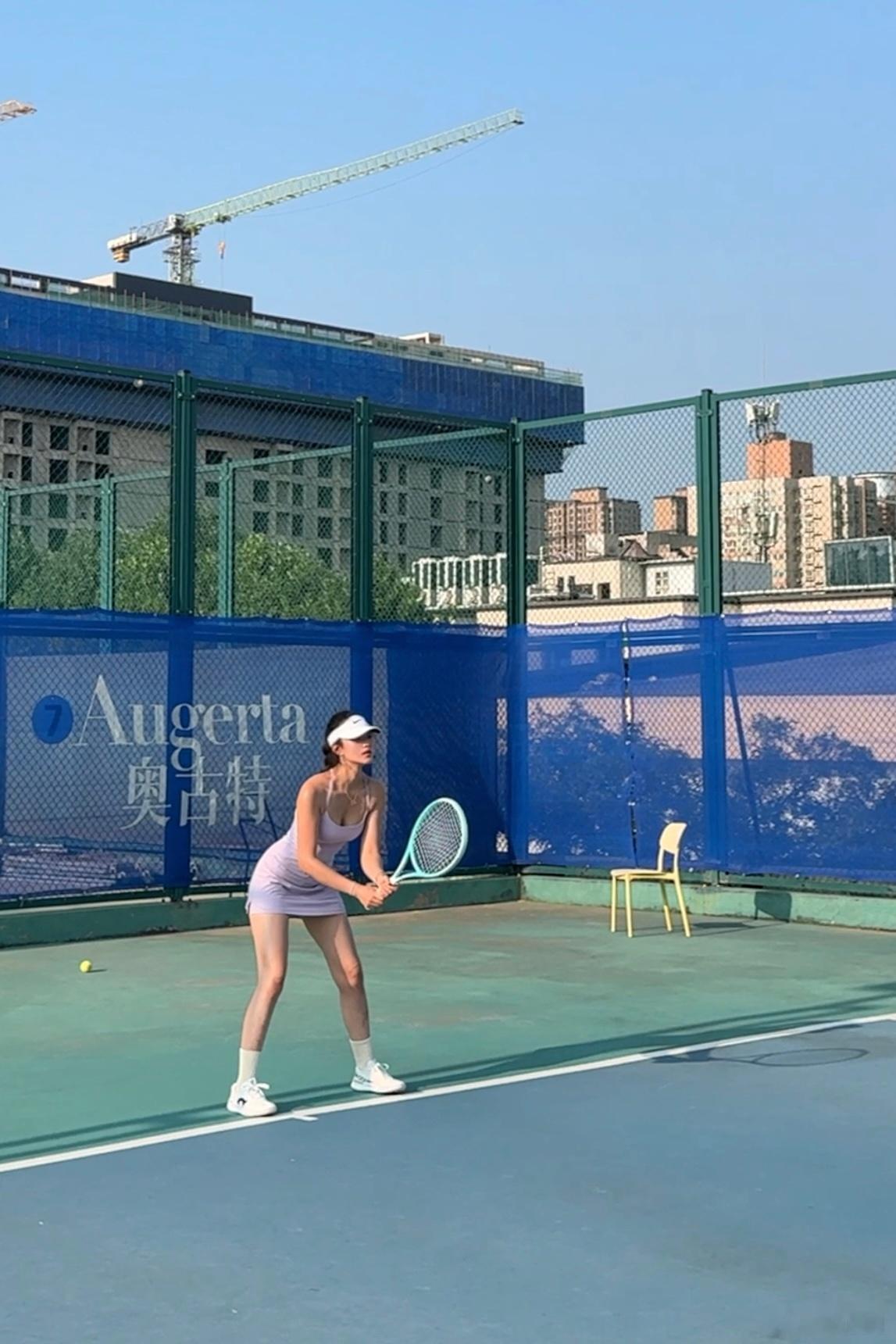 今天打球碰到一个挥拍非常暴力漂亮的女孩，在旁边看了好久。和她妈妈搭话称赞女孩厉害