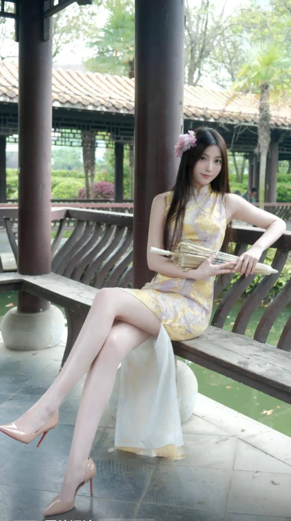 园林旗袍写真，这才是东方独有的温柔

谁能拒绝园林旗袍的温柔暴击！
古亭、碧水、