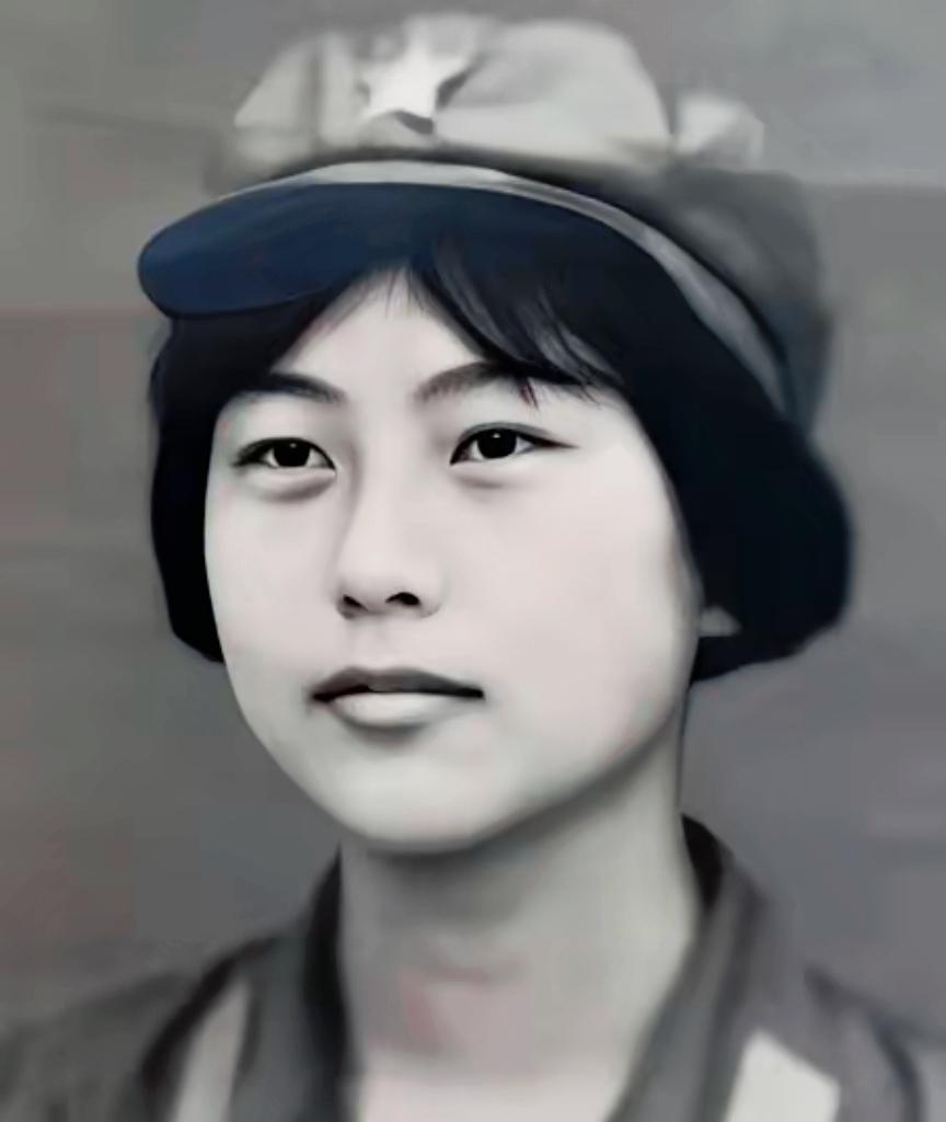 1982年，一女飞行员驾驶运输机从张家口机场起飞，当飞机爬到700米高空时，一架