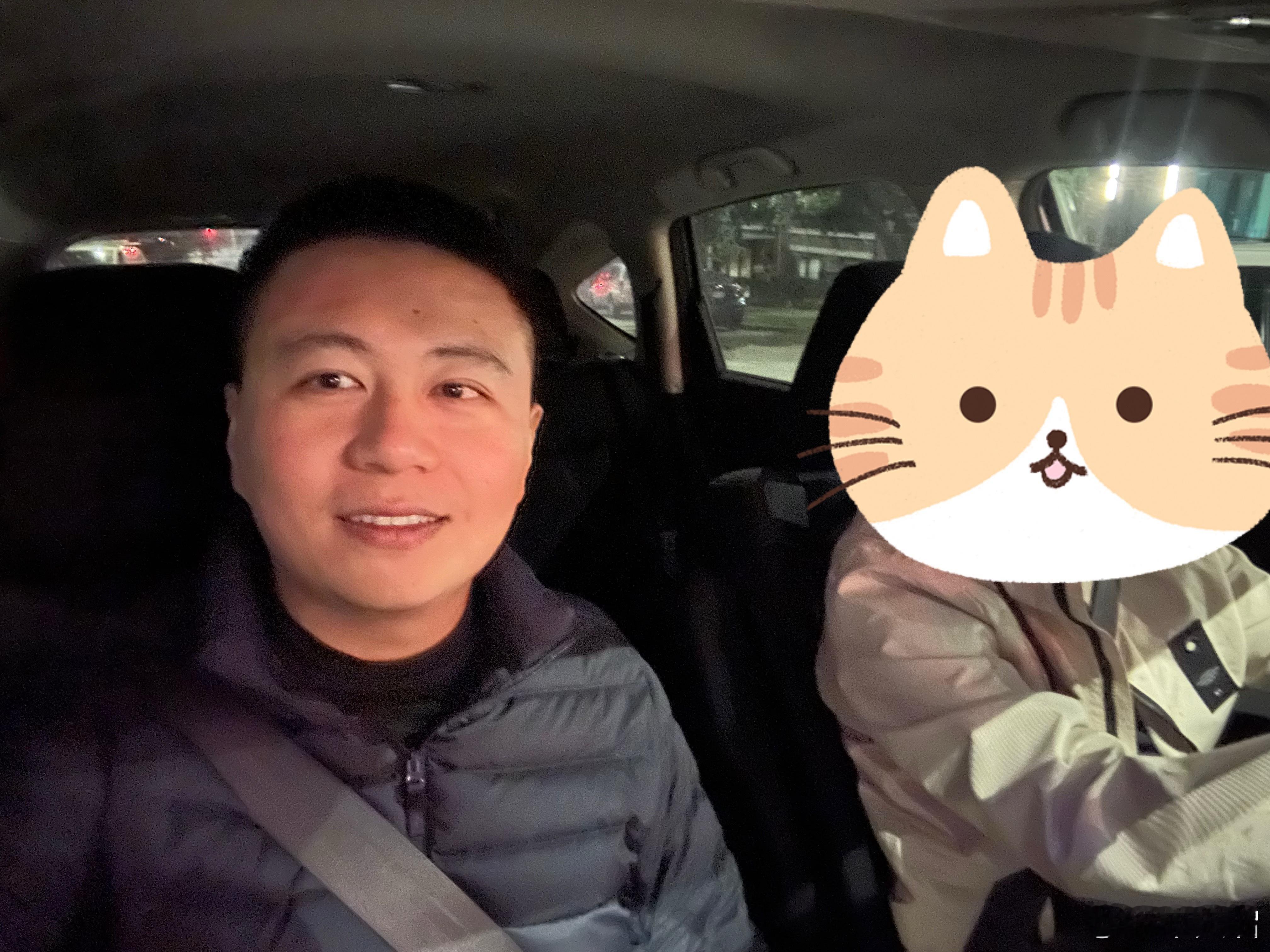 【拜访加拿大退役华人士兵】今天晚上在维多利亚见到一个退役的加拿大华人老成。我说，