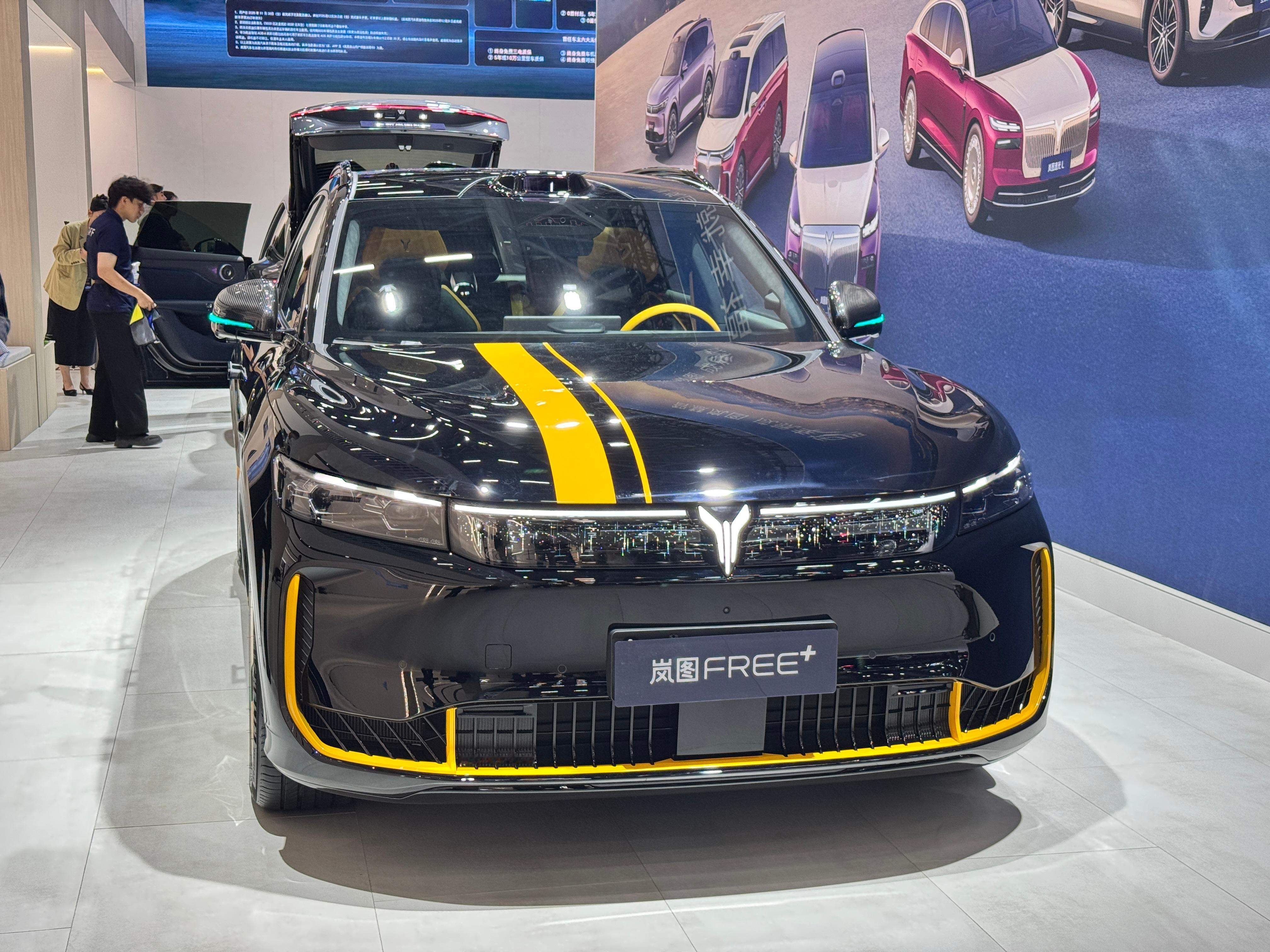 这个运动特别版车型，见到真车了，C住那个山型纹理，我觉得不错，到时候贴一个黑色的