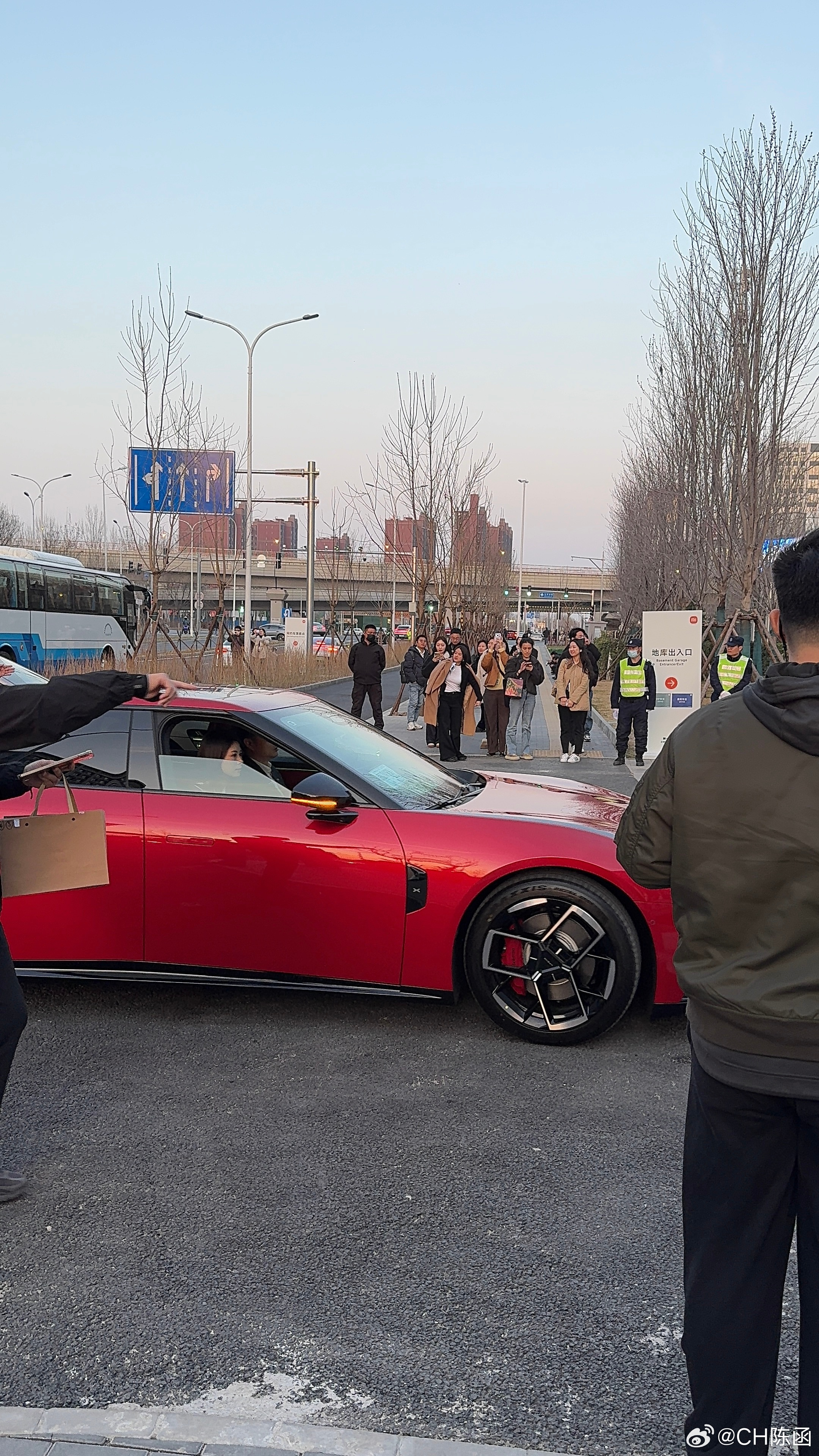 何小鹏开着昨天刚刚上市的红色小鹏P7，出席今晚新小米SU7的发布会，“两小无猜”