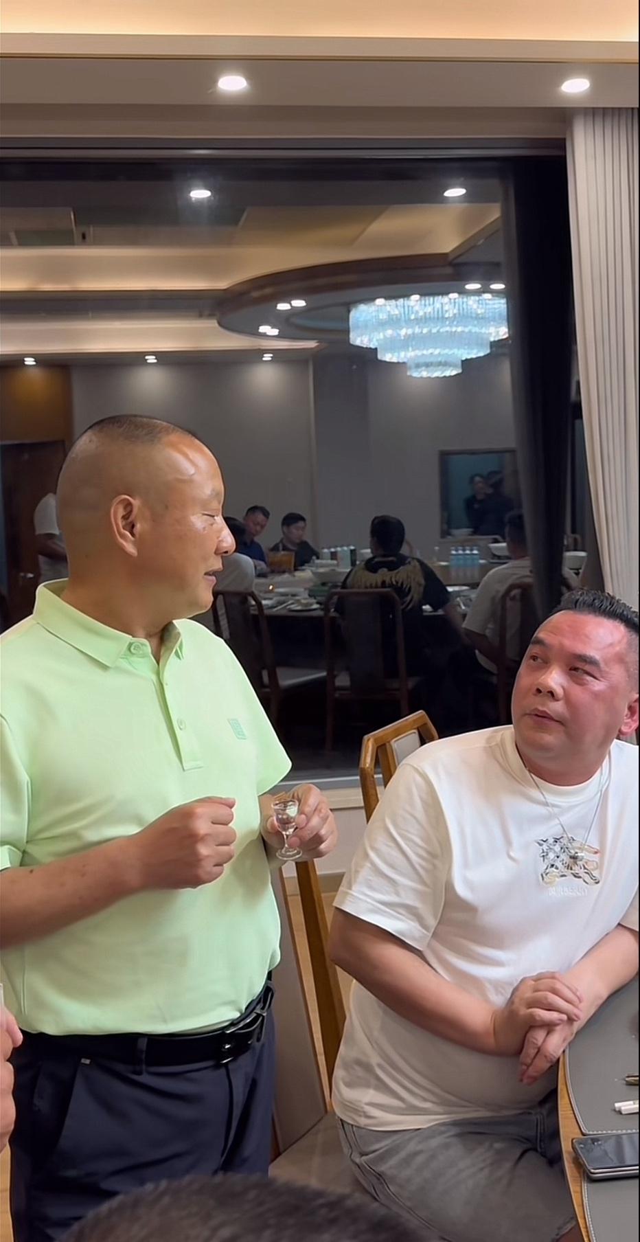 上海阿牛哥，太拽了。200多万粉丝的河南大网红刘文新，给他敬个酒。刘文新端着茅台