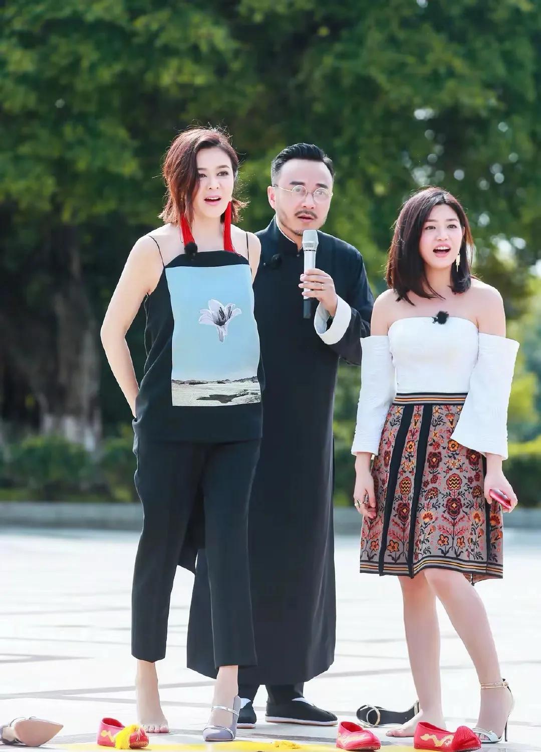 陈妍希和关之琳的同框照，感觉陈妍希被秒了诶！160cm的个子，在娱乐圈也不算很矮