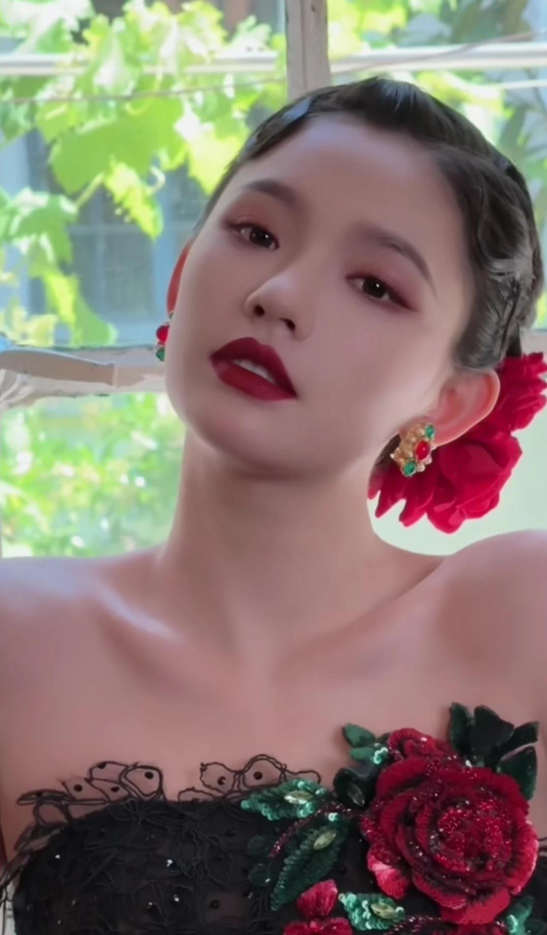 林允时尚芭莎活动造型
她的长相属于第一眼一般
但是越看越好看
突然发现星爷的眼光