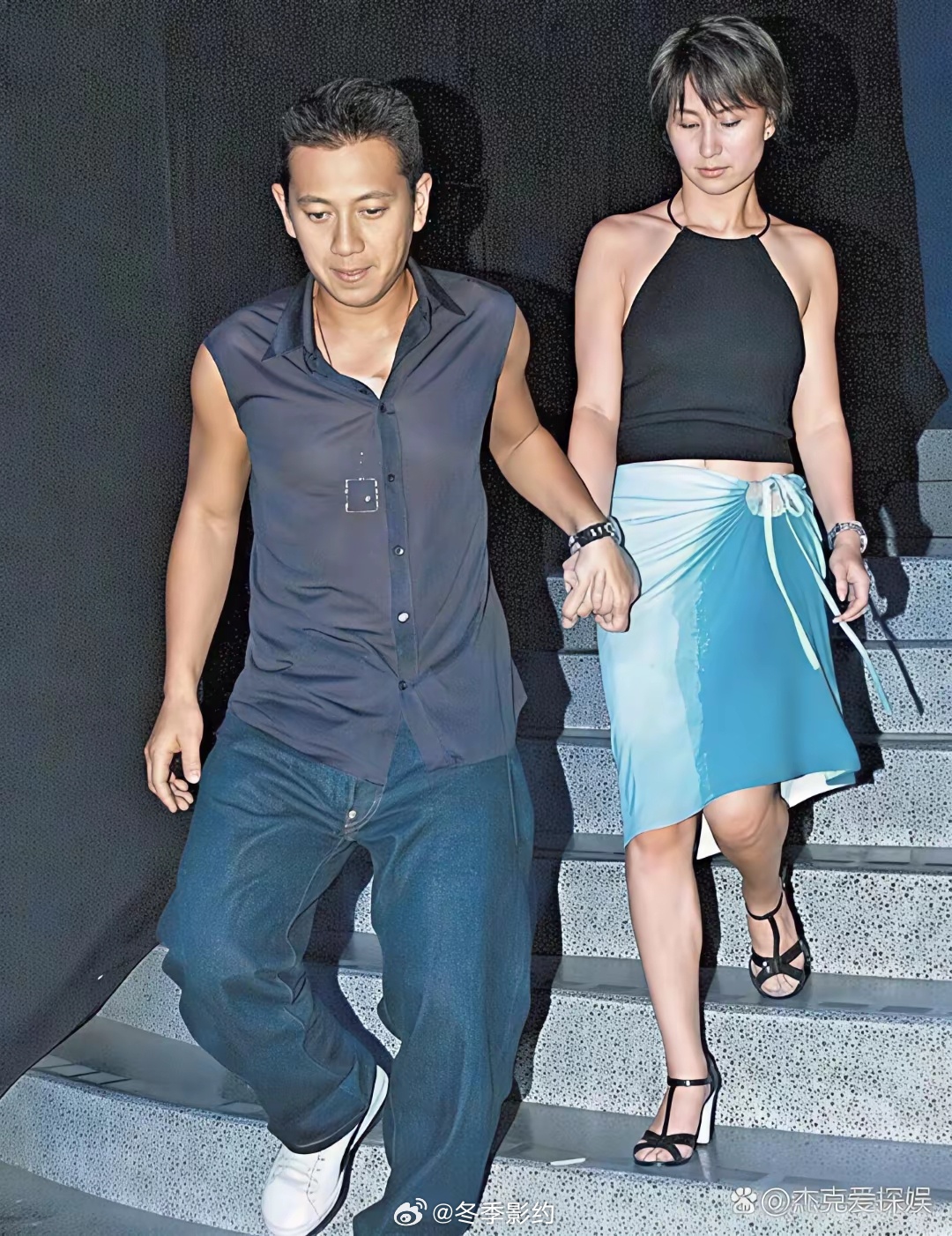 2000年香港，何超琼与时任男友杨其龙牵手离开派对时的一幕 ，杨其龙是英皇杨受成