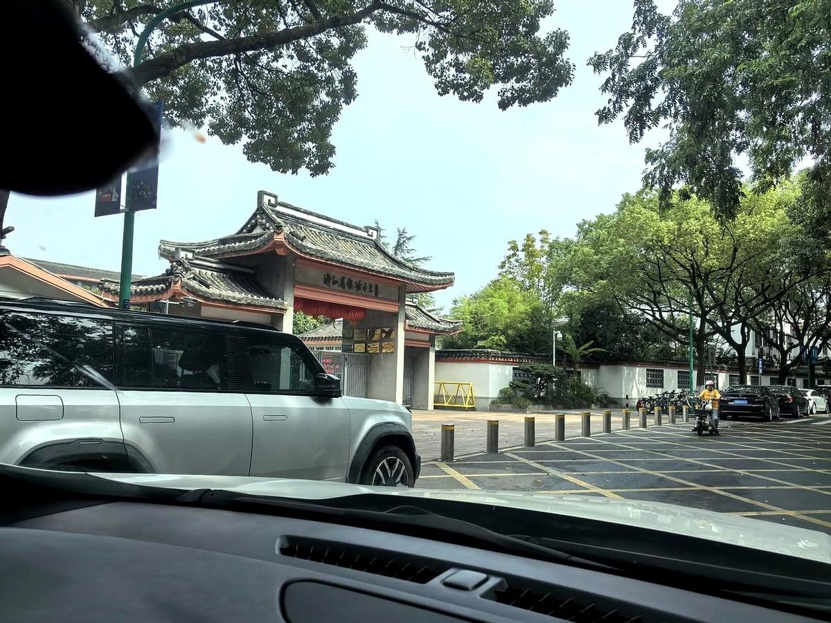 正在追《沉默的荣耀》，想起朱枫烈士是镇海人。
故居离我家只有几十里，于是驱车前往