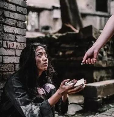 1977年，北京知青谢炳义买了两碗面递给乞丐女子，然而女子却寸步不离的跟着他，他