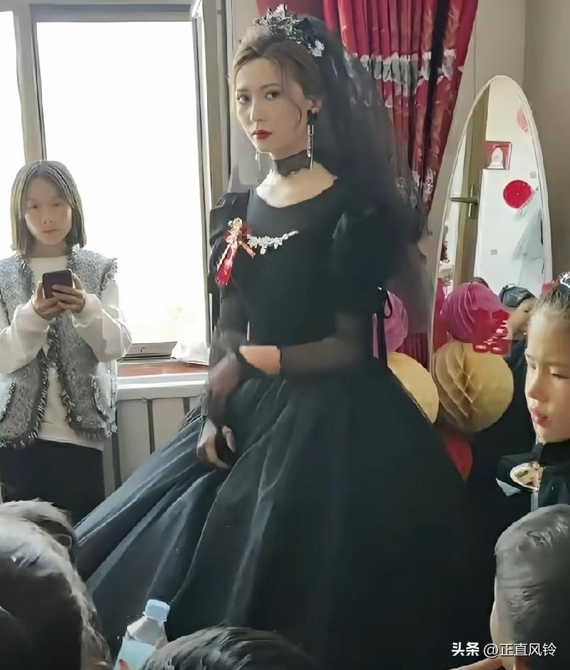 给了28万彩礼，新娘却穿了一身黑，一丝笑容没有，黑色就是祭奠，不吉利啊！
之前看