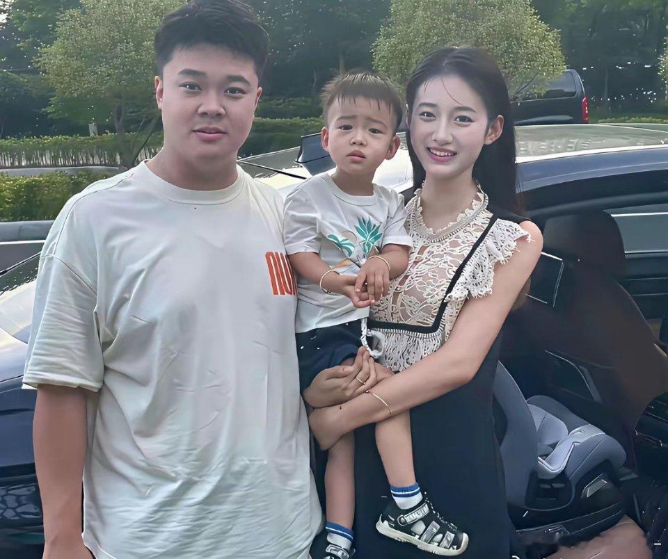 妈妈很漂亮，但小孩和爸爸简直一模一样，一点也没遗传他妈。 