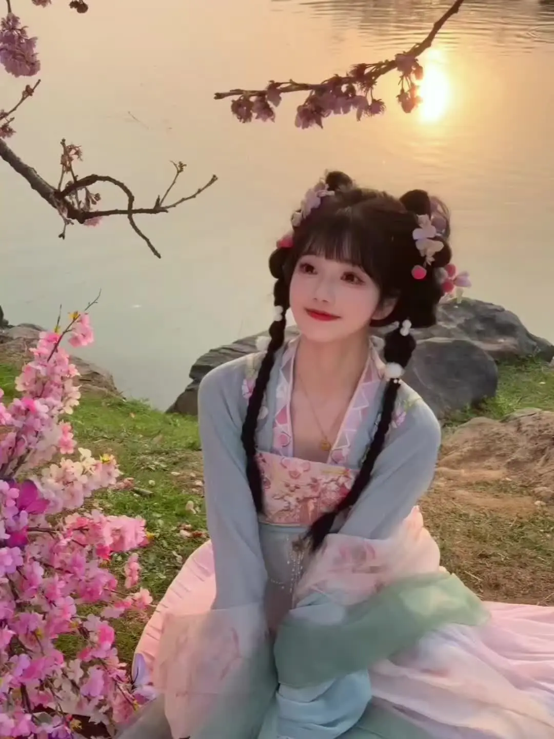“看春光咿呀咿呀摇摇晃～”