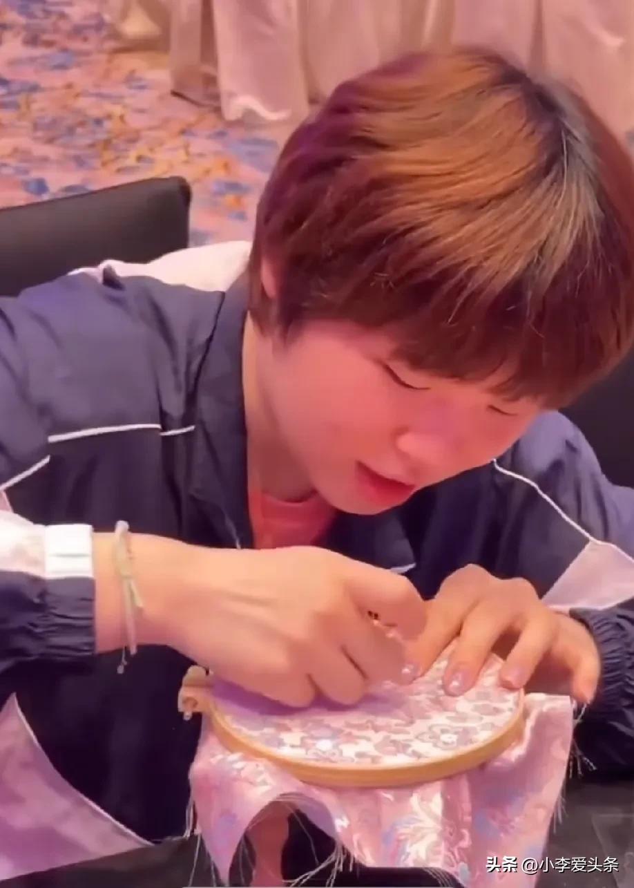 万万没想到，打乒乓球的蒯曼，
私下状态和赛场完全是两种样子！
 
不少运动员出席
