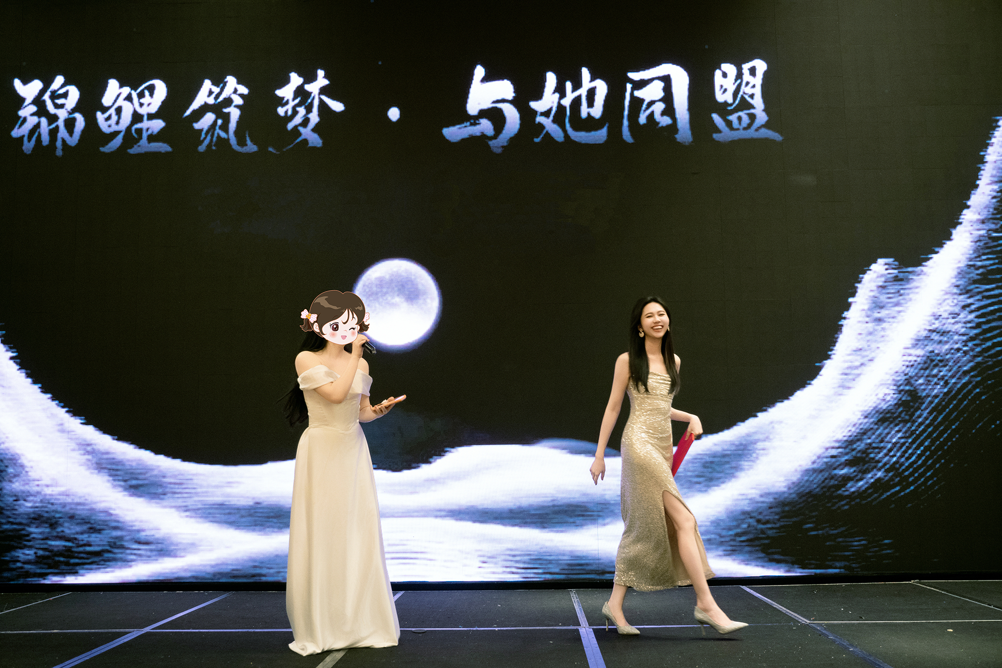 锐博康复  告别驼背颈前探，拍出满意的人生照片来自于我们上海康复的小姐姐——“我