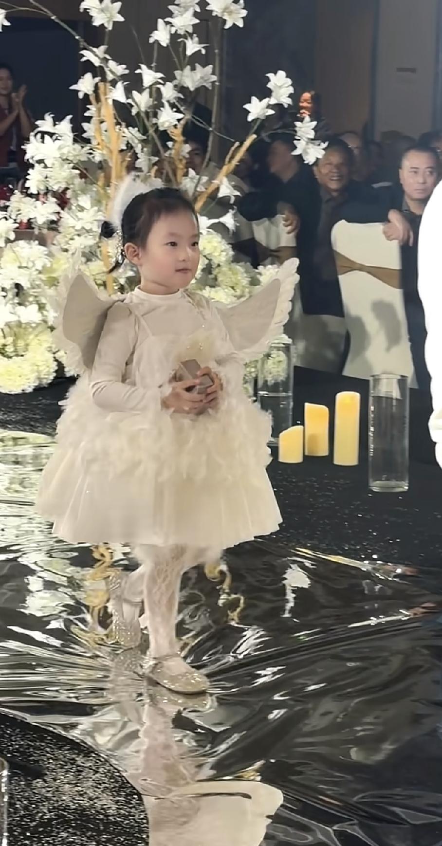 黄一鸣的女儿闪闪，这次以花童身份出现在妈妈闺蜜的婚礼现场。小小的人儿，穿着洁白礼