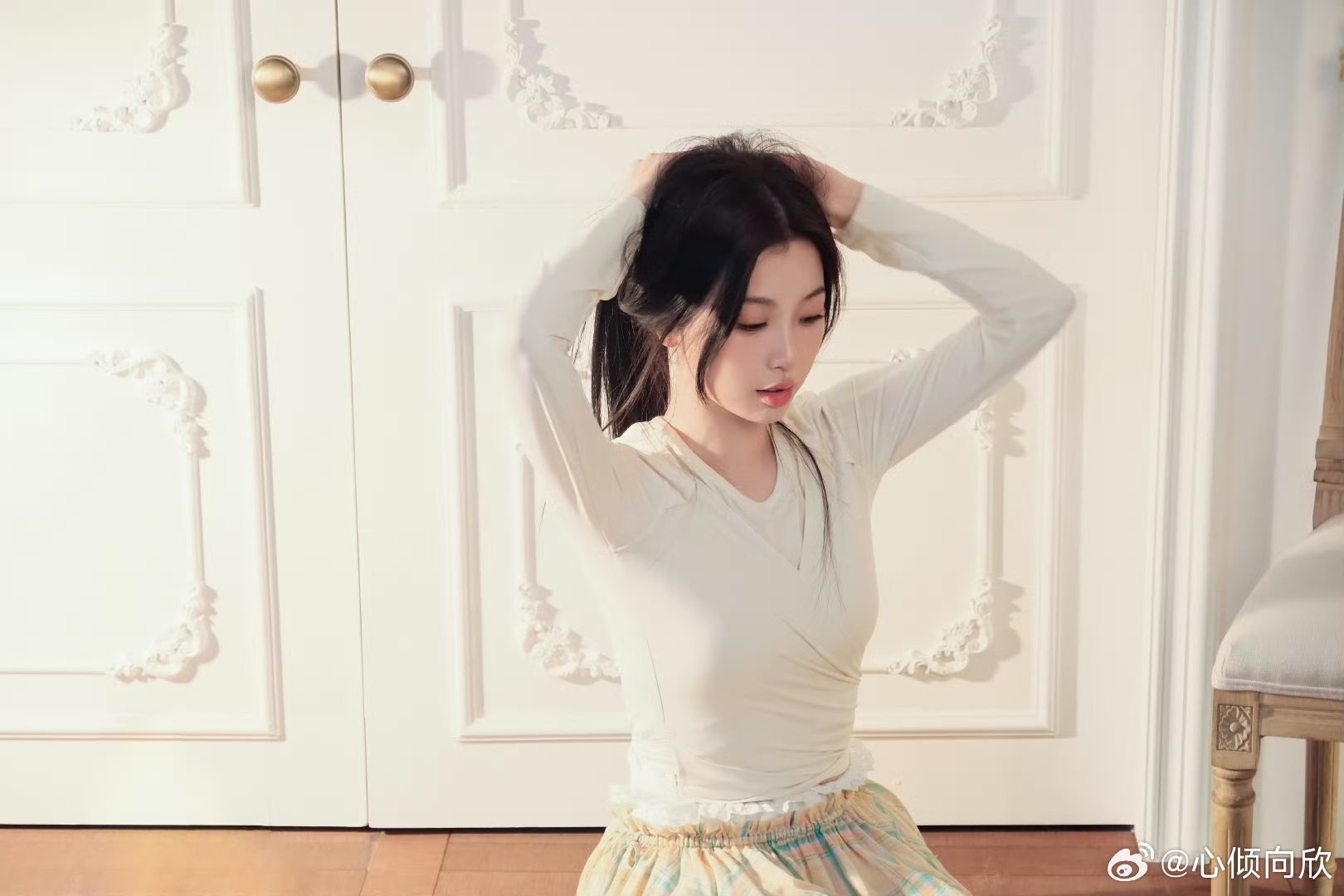 虞书欣云初令 ｜虞书欣云初 “我以玫瑰执笔书写这份岁月文章即使双手满是划痕依然一