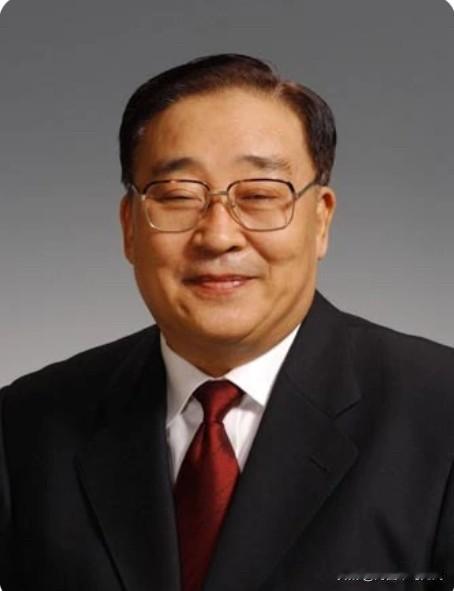 1985年，时年48岁的他出任辽宁省委书记，深耕东北老工业基地改革，推动辽宁工业