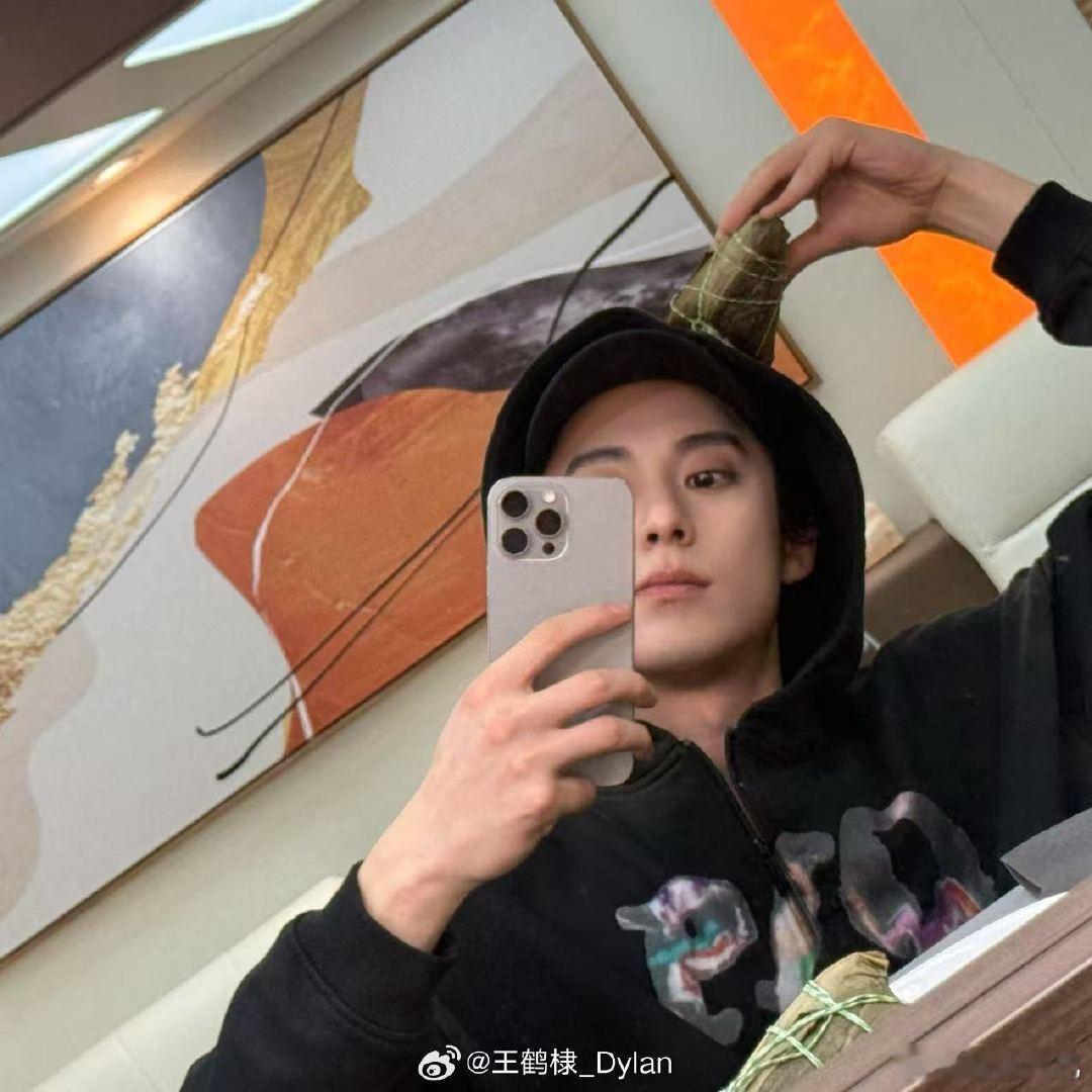 王鹤棣端午节提前营业，这么早就吃上粽子了！眼妆好漂亮🥺 ​​​