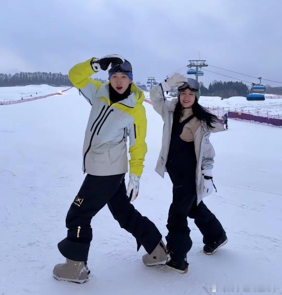 12月7日，李嘉格更新长白山滑雪vlog，并配文说道：“下雪了，俩东北憨憨玩的不