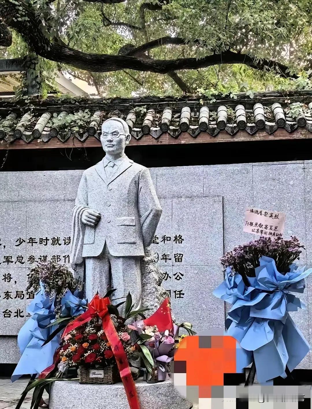 福州吴石故居游人如织，我本想拍屋檐打卡，却被讲解员引去看新展的将军绝笔信。展柜中