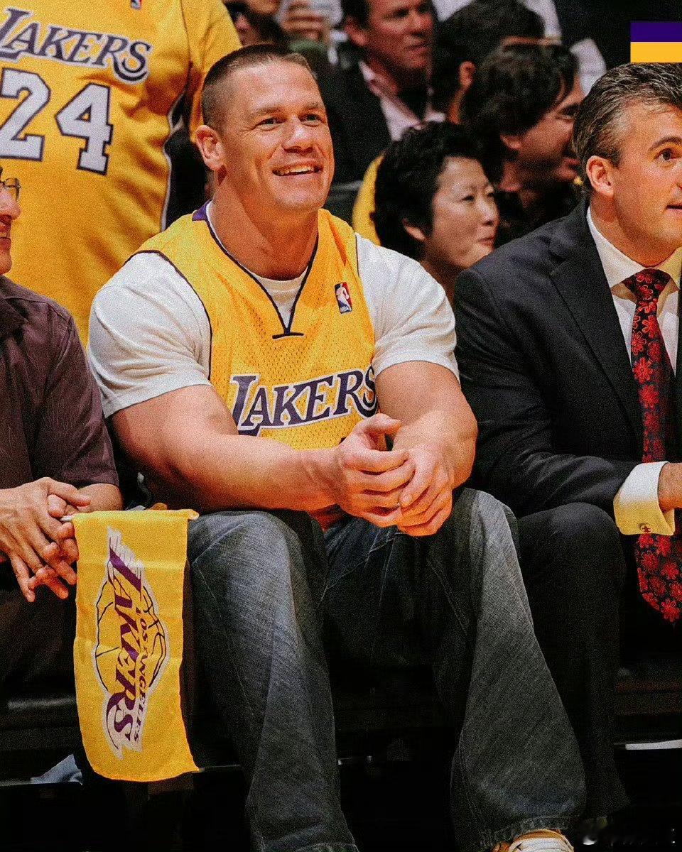 能面带微笑看湖人比赛的，都是干大事的人。 