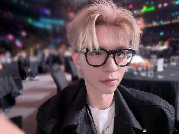 何浩楠晒内场自拍 何浩楠晒内场自拍📸第三年，明年见，年年见！每一年都能够给我们