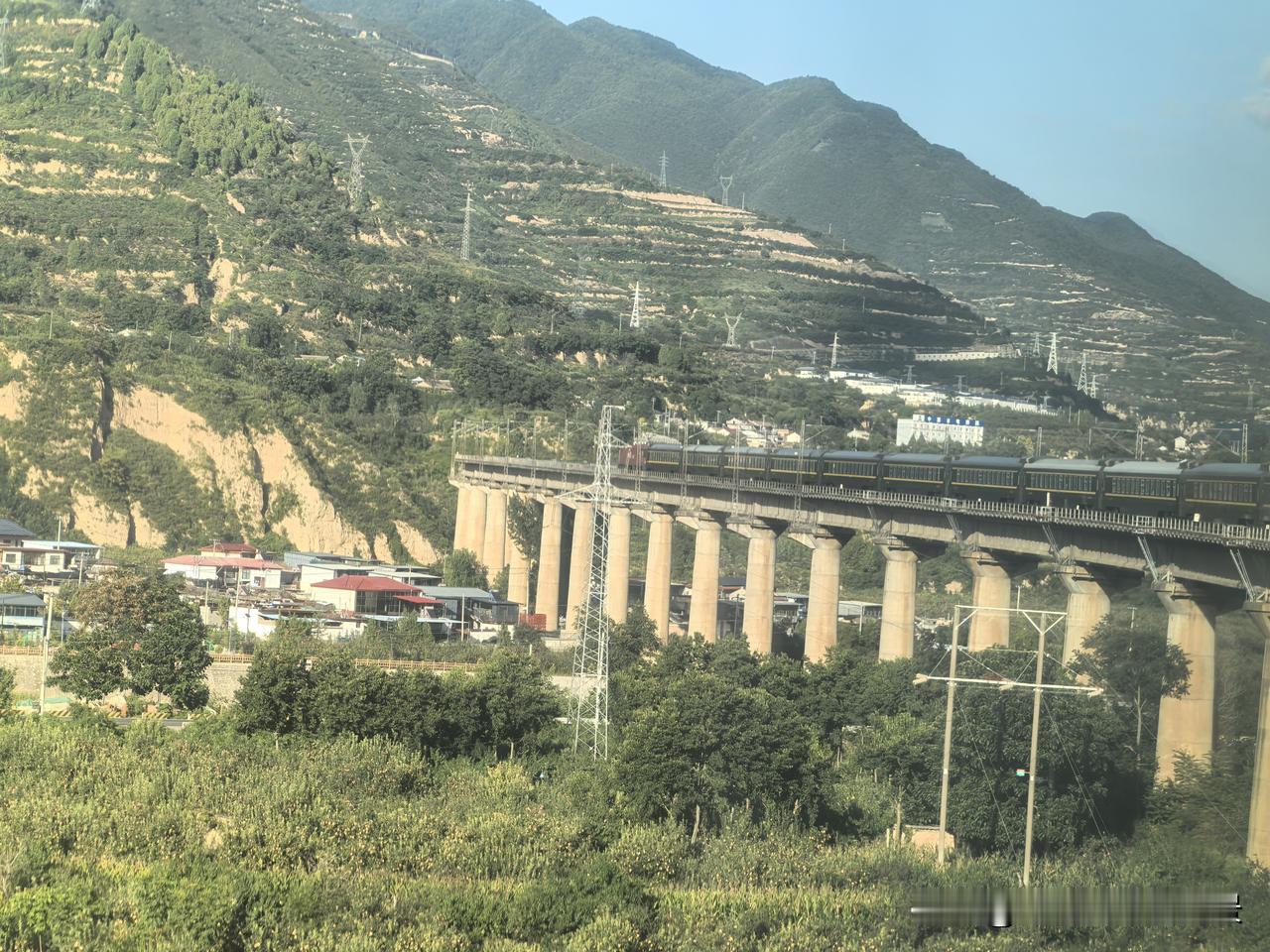 陇海铁路，天水站～宝鸡站区间，这大弯道还真不少啊，我记得这个区间是改造过的，有些