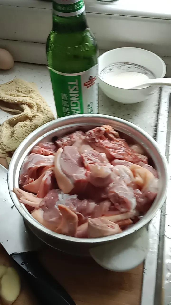 老鸭汤到底该怎么做？姑娘说想喝这个汤，还说她同学的妈做的很好，就一个劲的吵着要我