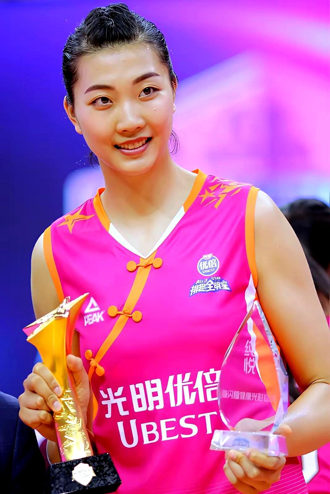 30万美元龚翔宇有
 

中国女排留洋队员年薪排名里，朱婷145万欧、李盈莹12