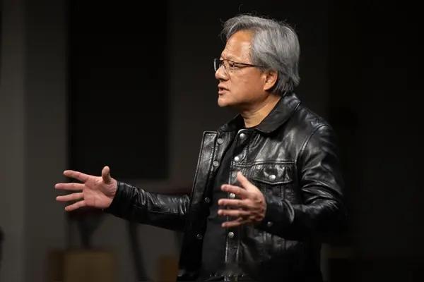 这哥们，嘴里只有一句话是真的。大家好，我叫黄仁勋。现在说中国芯片落后美国是几个纳