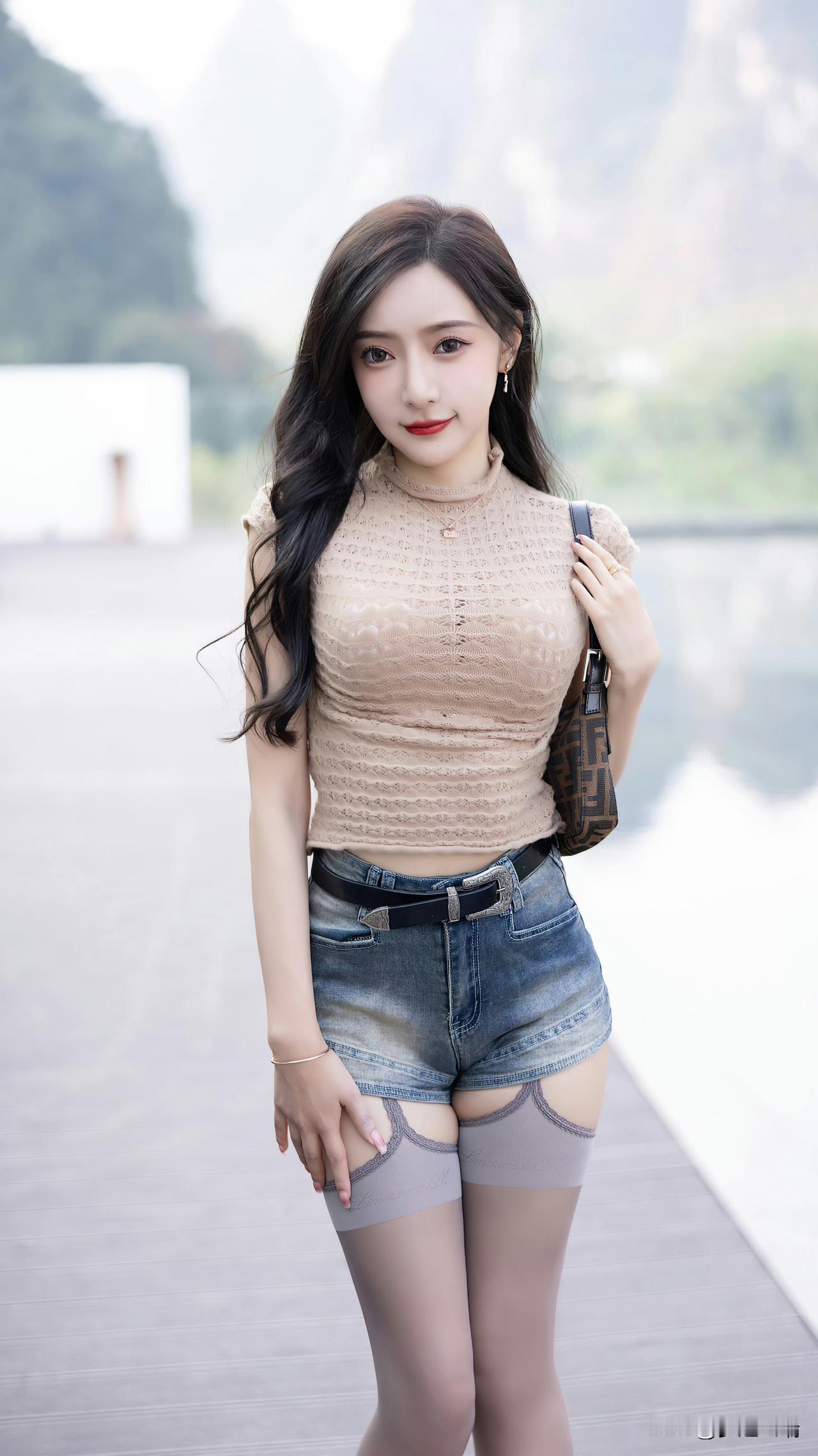 山水间，美人立，笑语盈盈。