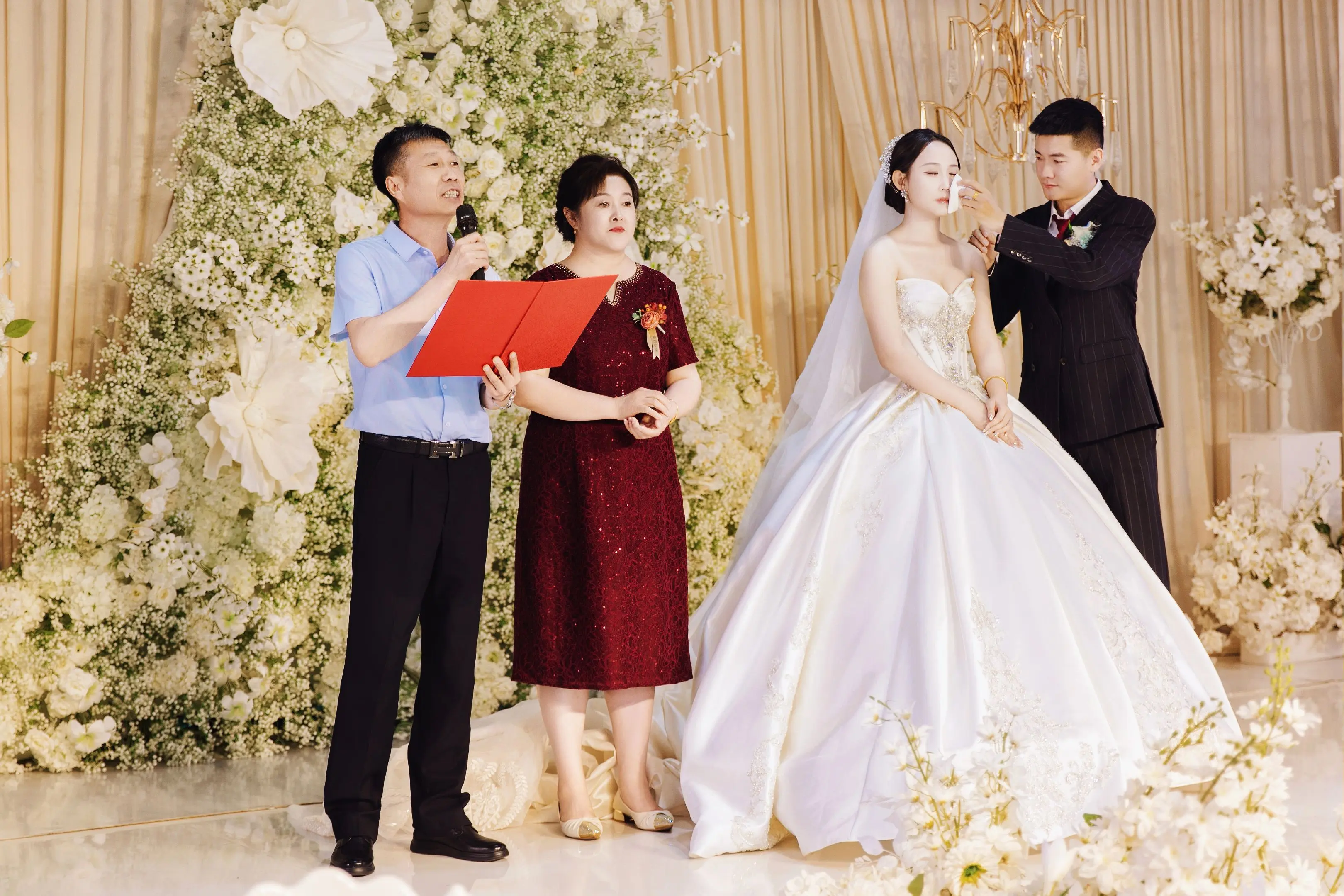 一段长辈寄语，两组真实流露的情绪。 先温柔替新娘拭去眼泪，下一秒新郎自...