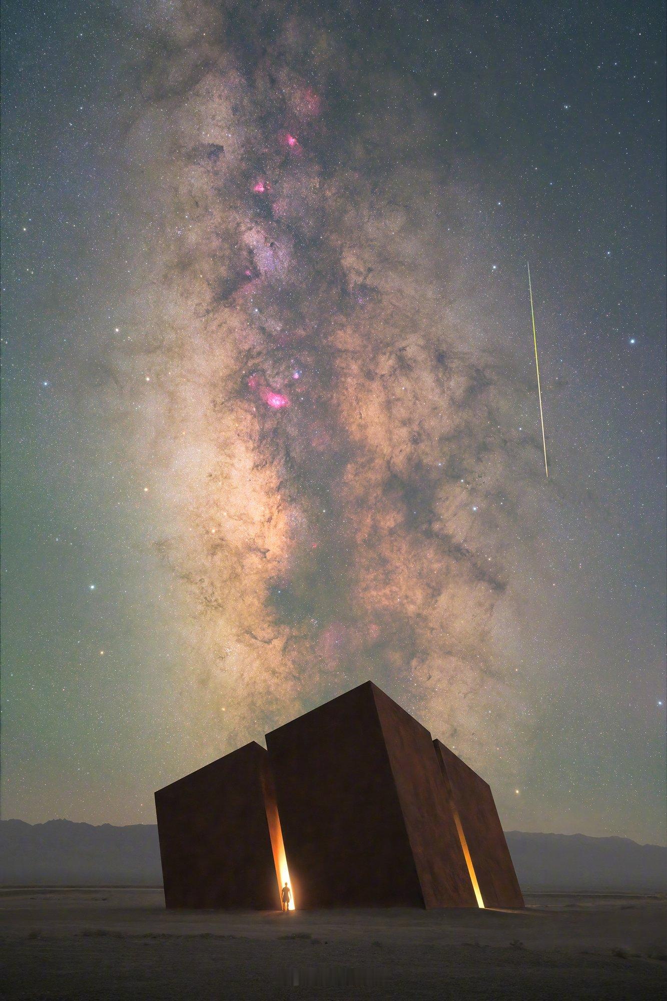 像一艘刚从星海降落的方舟，它在戈壁中央收拢了船身，只留下几道发光的舱门。银心悬在